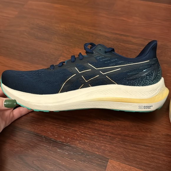 Aasics  GT-2000  12 (Size 9) - Picture 2 of 4